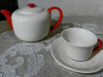 Porcelánová konvička na čaj a šálek s podšálkem